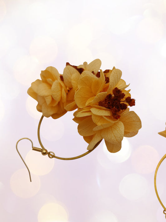 Créoles composition florale saumon et rouge