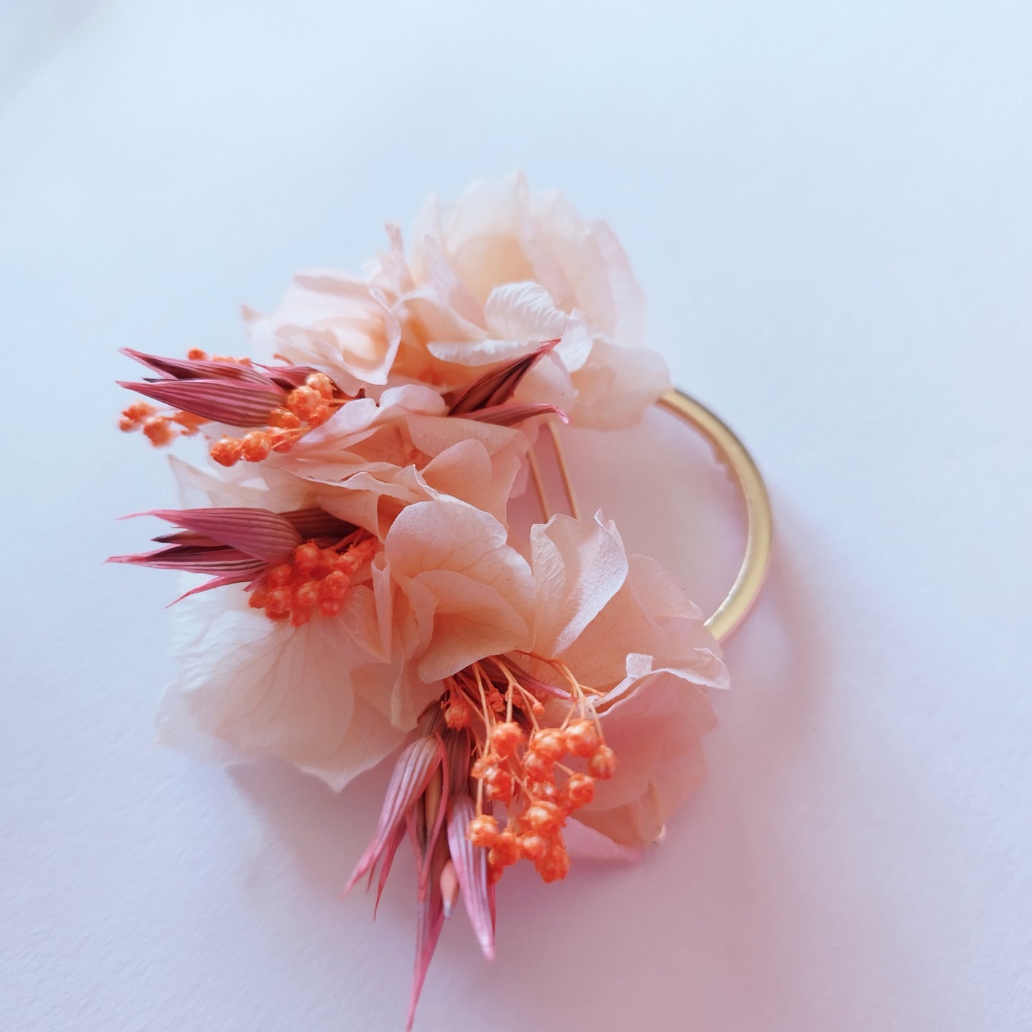 "Éclats Solaires" –Barrette fleurs séchées mariage Rose, Orange & Pêche 🌞