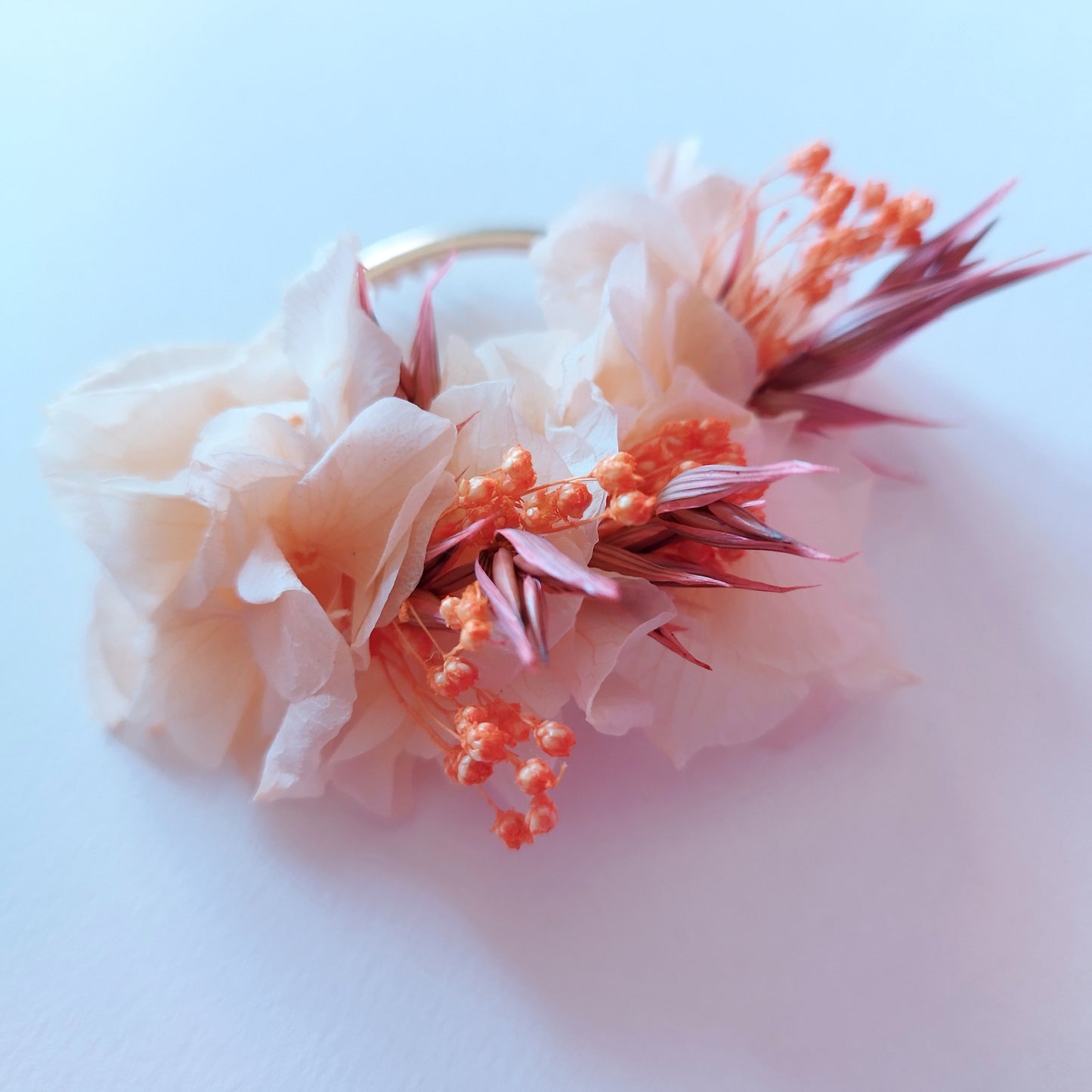 "Éclats Solaires" –Barrette fleurs séchées mariage Rose, Orange & Pêche 🌞