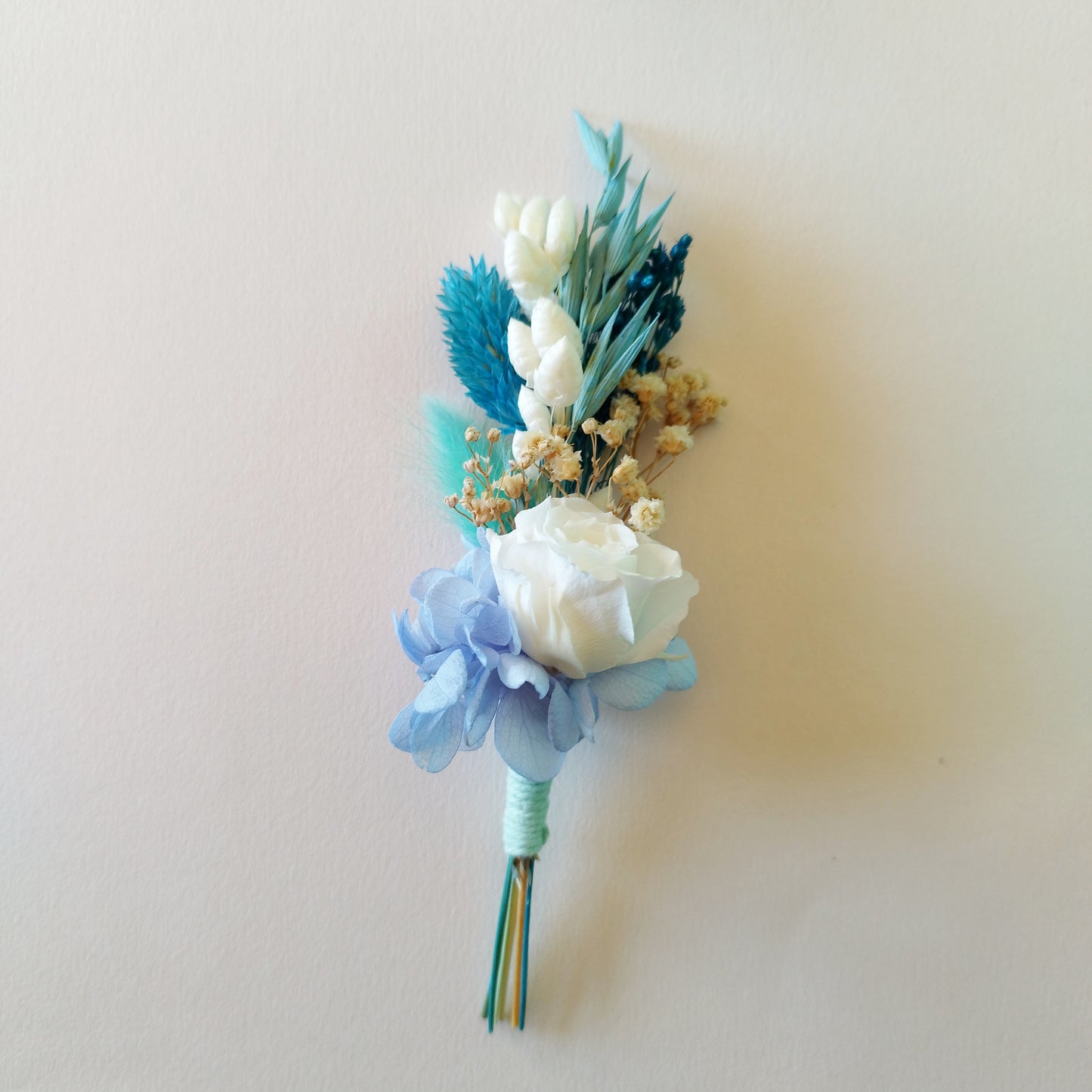 "L'Azur d'un Jour" Boutonnière fleurs séchées mariage– Élégance Florale Aimantée pour Homme 💙