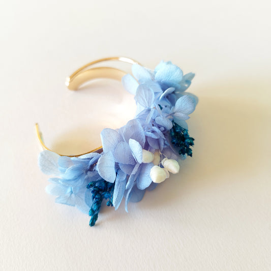 "L'Azur d'un Jour" Bracelet Fleuri fleurs séchées mariage– Jonc Doré & Fleurs Bleues ✨