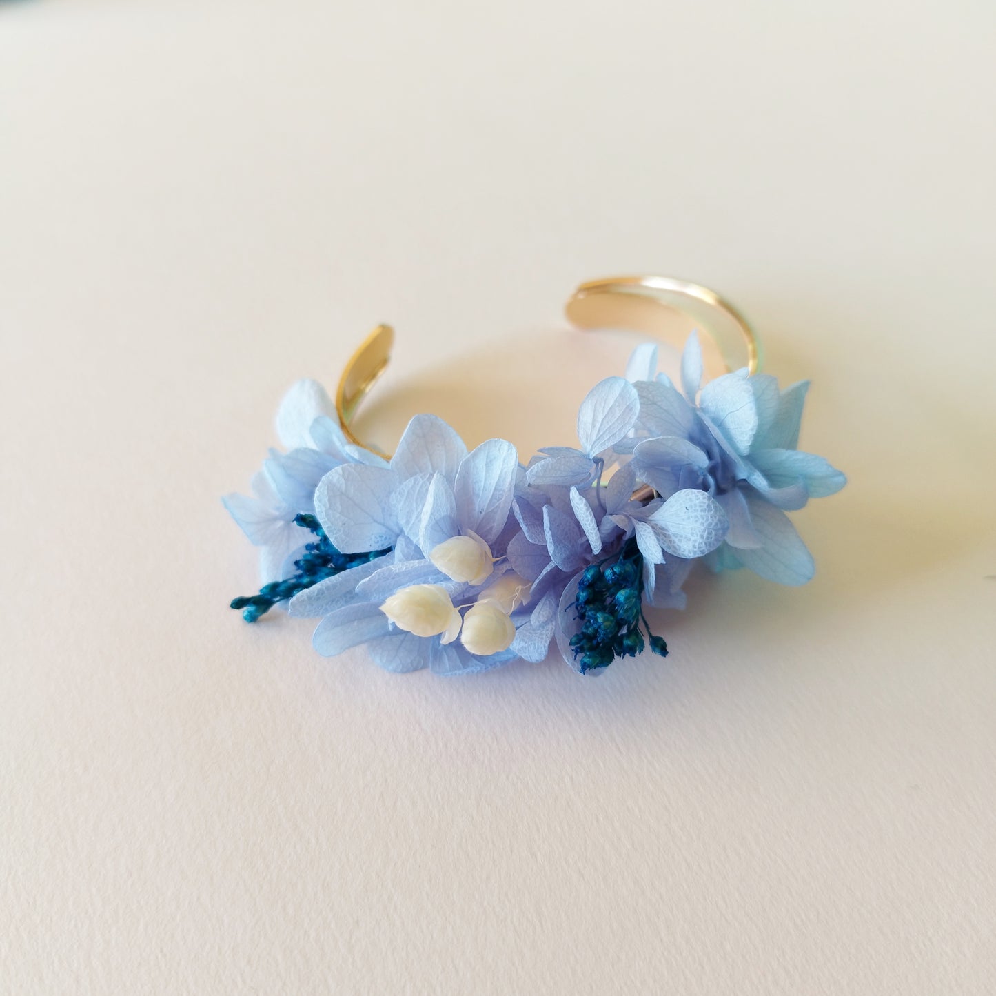 "L'Azur d'un Jour" Bracelet Fleuri fleurs séchées mariage– Jonc Doré & Fleurs Bleues ✨