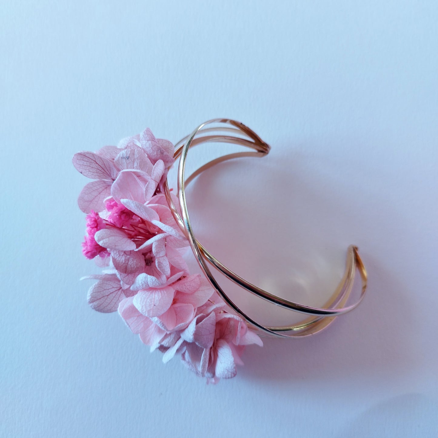 "Rosée de Tendresse"Bracelet Jonc fleurs séchées mariage – Élégance Rose & Blanc 🌸