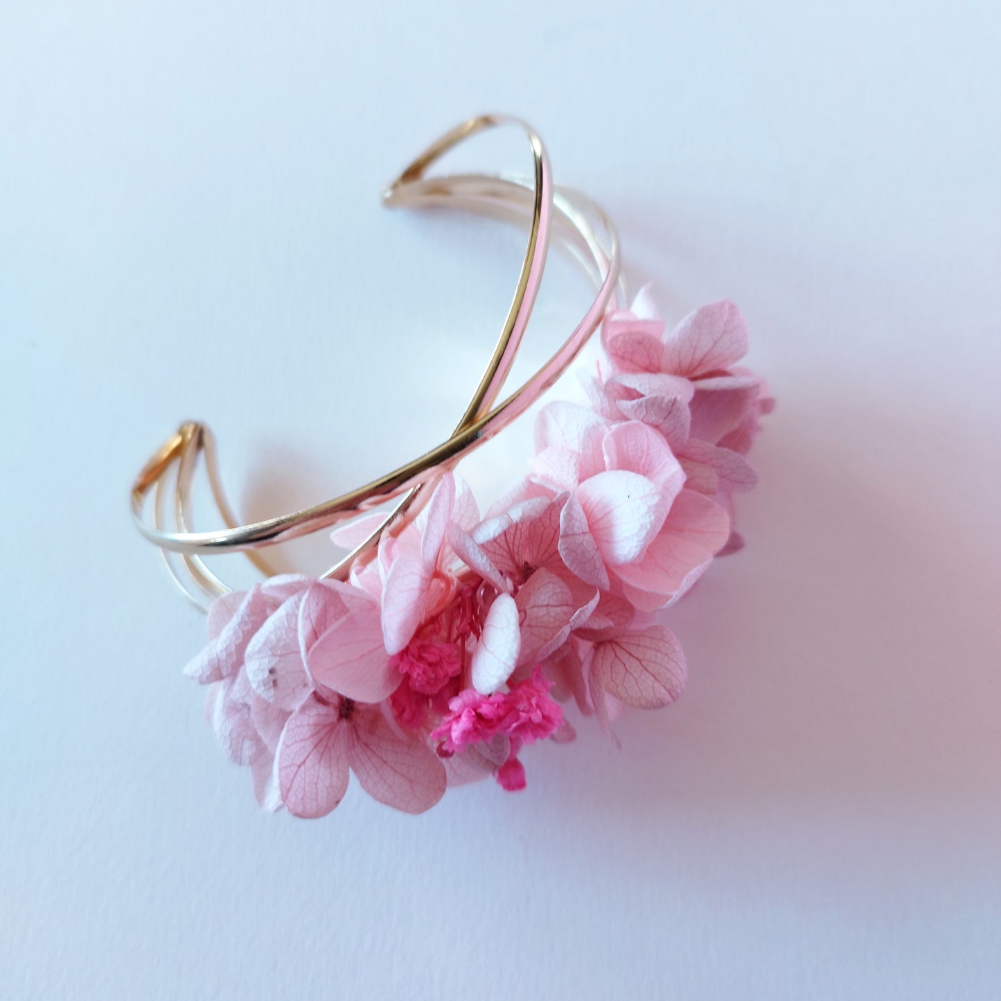 "Rosée de Tendresse"Bracelet Jonc fleurs séchées mariage – Élégance Rose & Blanc 🌸