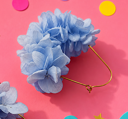 Boucles d'oreilles creoles goutte mariage en laiton dore et hortensia stabilise bleu ciel
