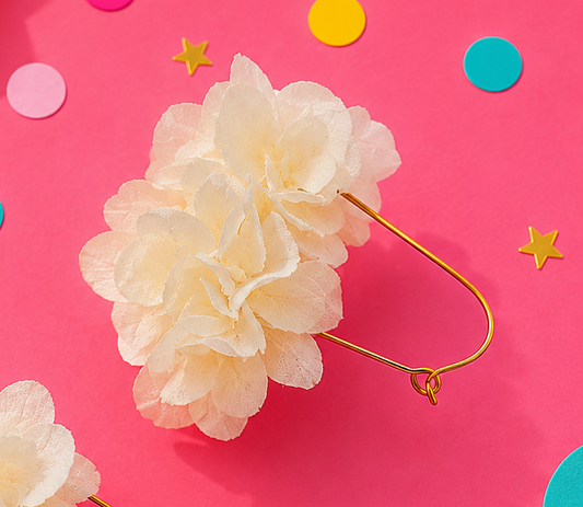 Boucles d'oreilles creoles goutte mariage en laiton dore et hortensia stabilise blanc ivoire