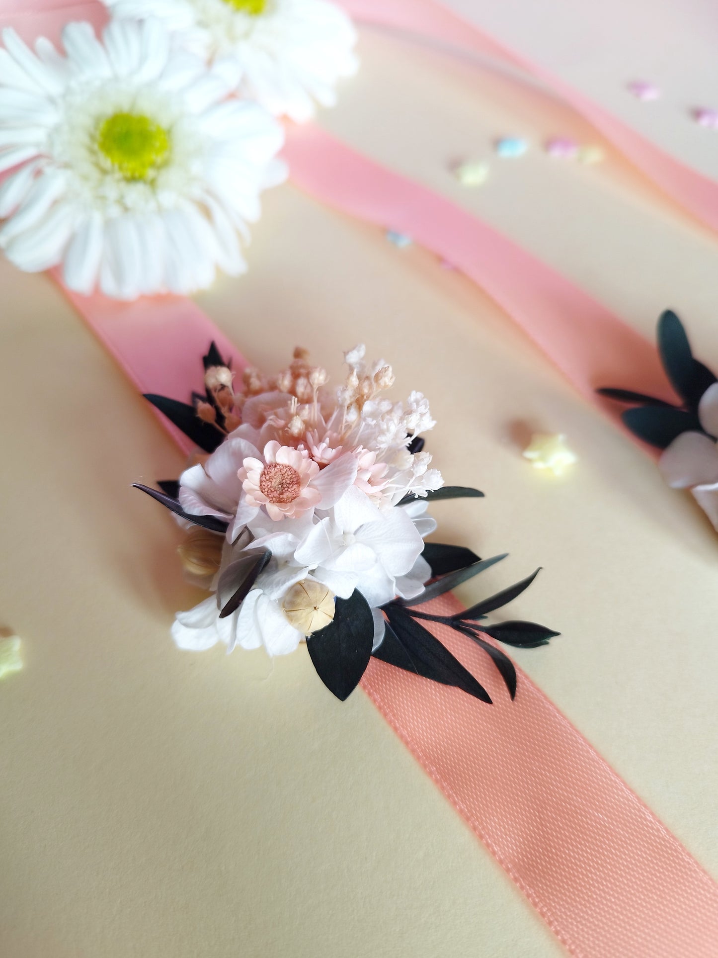 "Sarah" Bracelet Ruban fleurs séchées mariage– Rose Pastel et Eucalyptus Vert Foncé 🌿