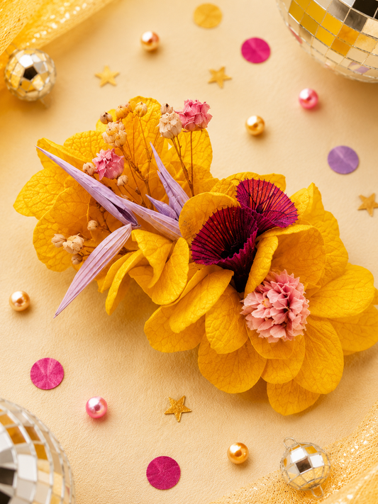 Barrette crocodile 7cm en hortensia stabilise jaune moutarde brins lilas et gypsophile rose pour coiffure de mariage