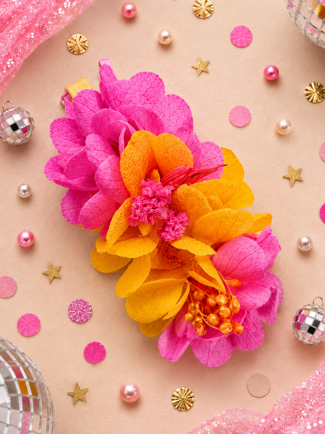 Barrette crocodile 7cm en hortensia stabilise fuchsia jaune et baies orange pour coiffure de mariage