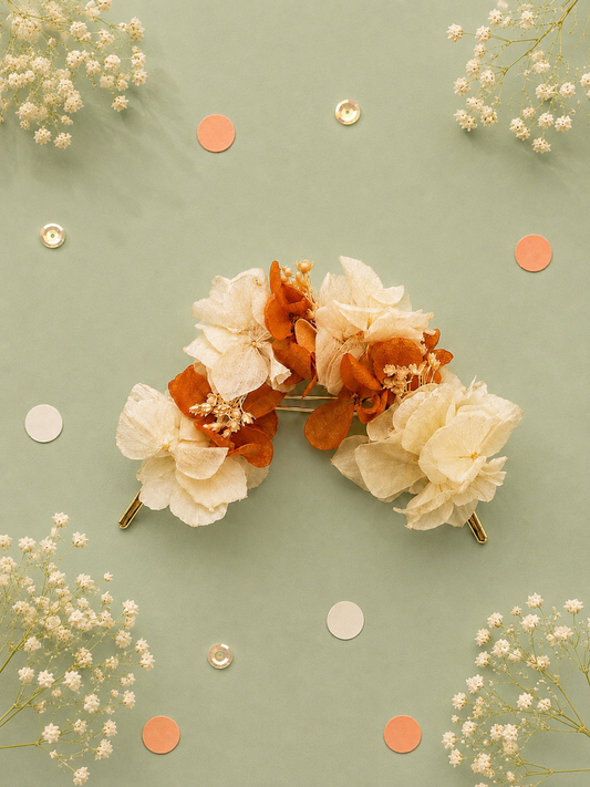 Barrette doree avec fleurs stabilisees aux teintes blanc ivoire et terracotta pour mariage