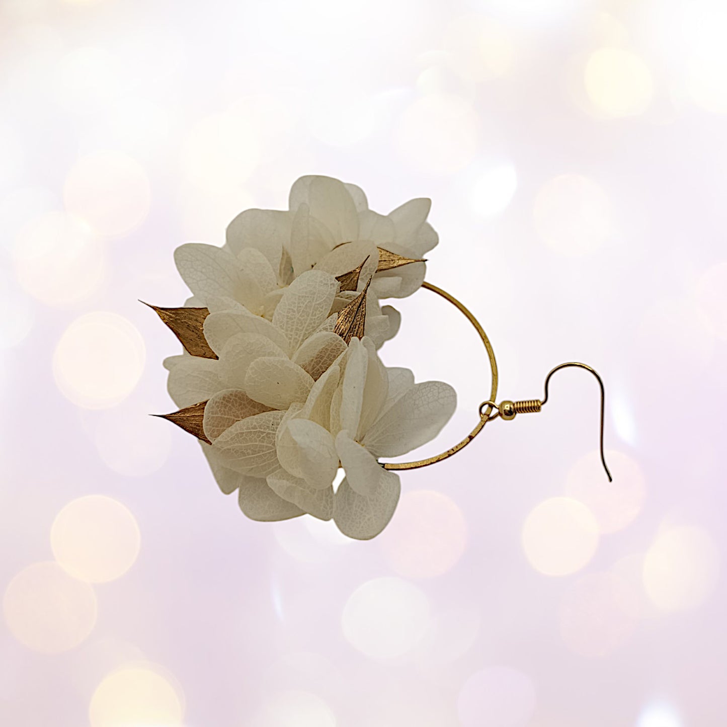 Boucles d'oreilles fleurs séchées mariage blanc et doré