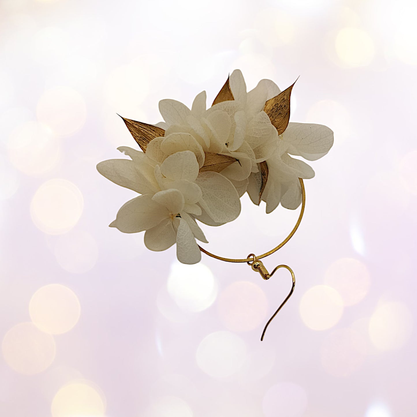 Boucles d'oreilles fleurs séchées mariage blanc et doré