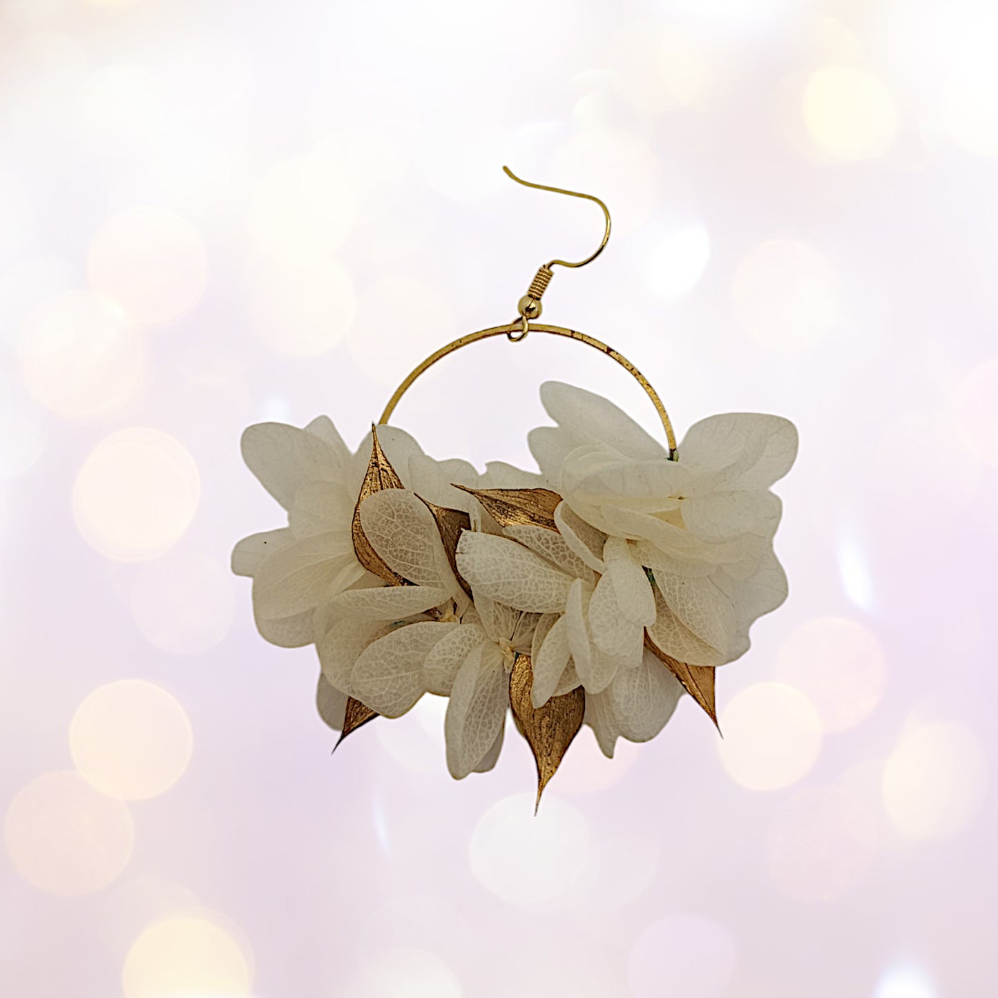 Boucles d'oreilles fleurs séchées mariage blanc et doré