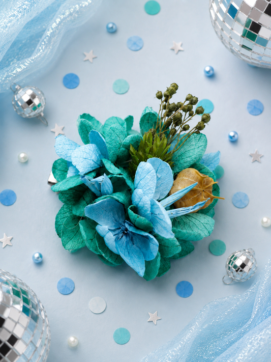 Barrette crocodile ronde 5cm en hortensia stabilise bleu canard bleu ciel et baies sechees pour mariage