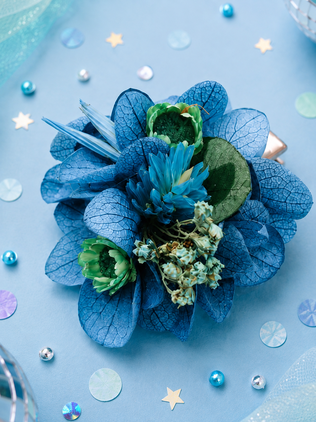 Barrette crocodile ronde 5cm en hortensia stabilise bleu vert et fleurs sechees pour coiffure de mariage