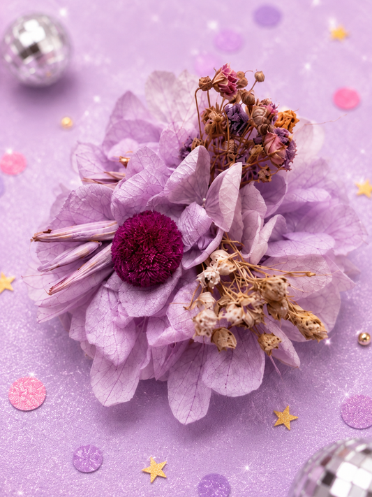 Barrette crocodile ronde 5cm en hortensia stabilise lilas violet et fleurs sechees pour coiffure de mariage