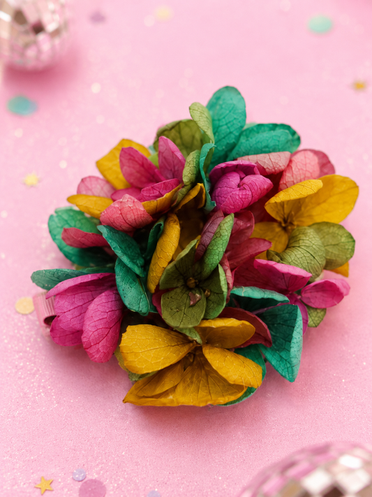 Barrette crocodile ronde 5cm en hortensia stabilise fuchsia moutarde et vert pour coiffure de mariage