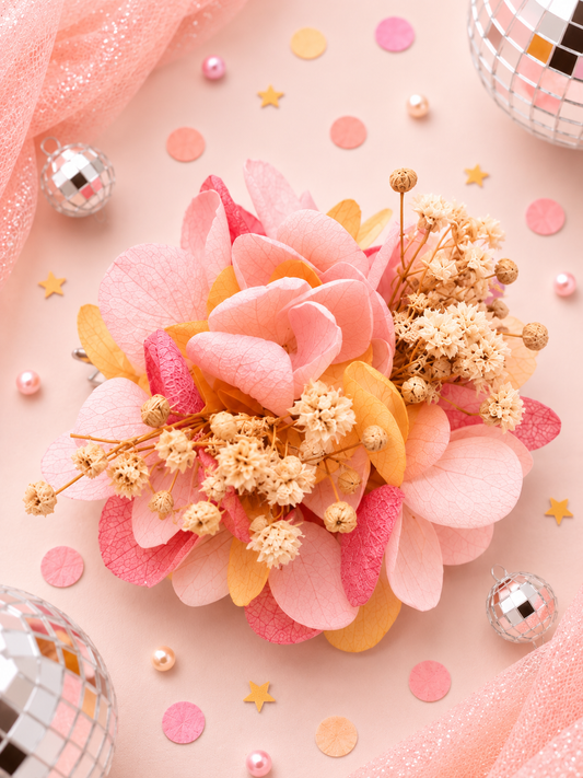 Barrette crocodile ronde 5cm en hortensia stabilise rose fuchsia moutarde et gypsophile pour mariage