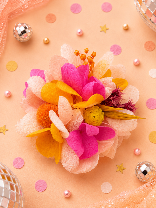 Barrette crocodile ronde 5cm en hortensia stabilise fuchsia rose pastel jaune et fleurs sechees pour coiffure de mariage