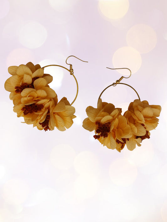 Créoles composition florale saumon et rouge