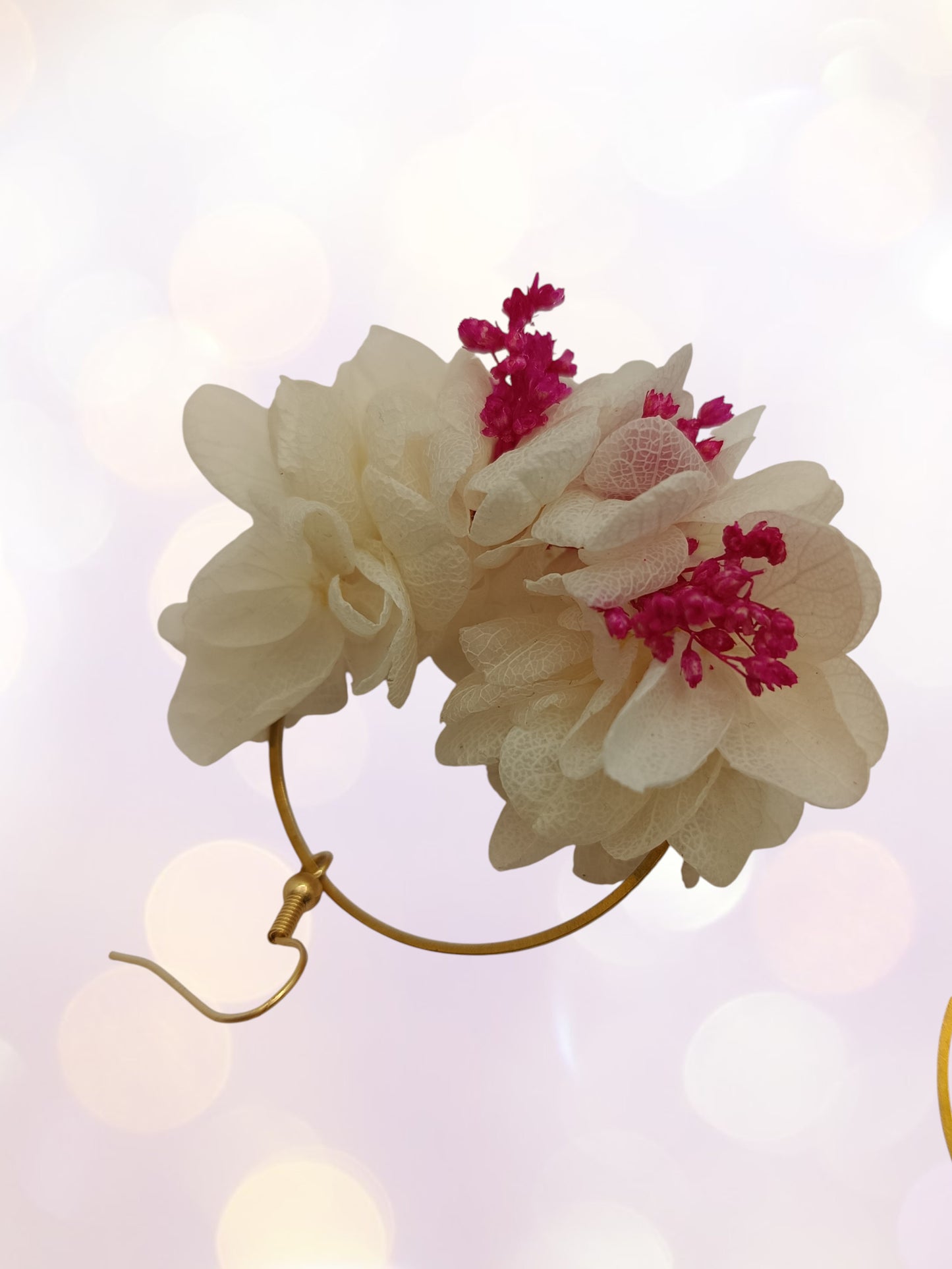 Créoles composition florale blanc et  fuchia