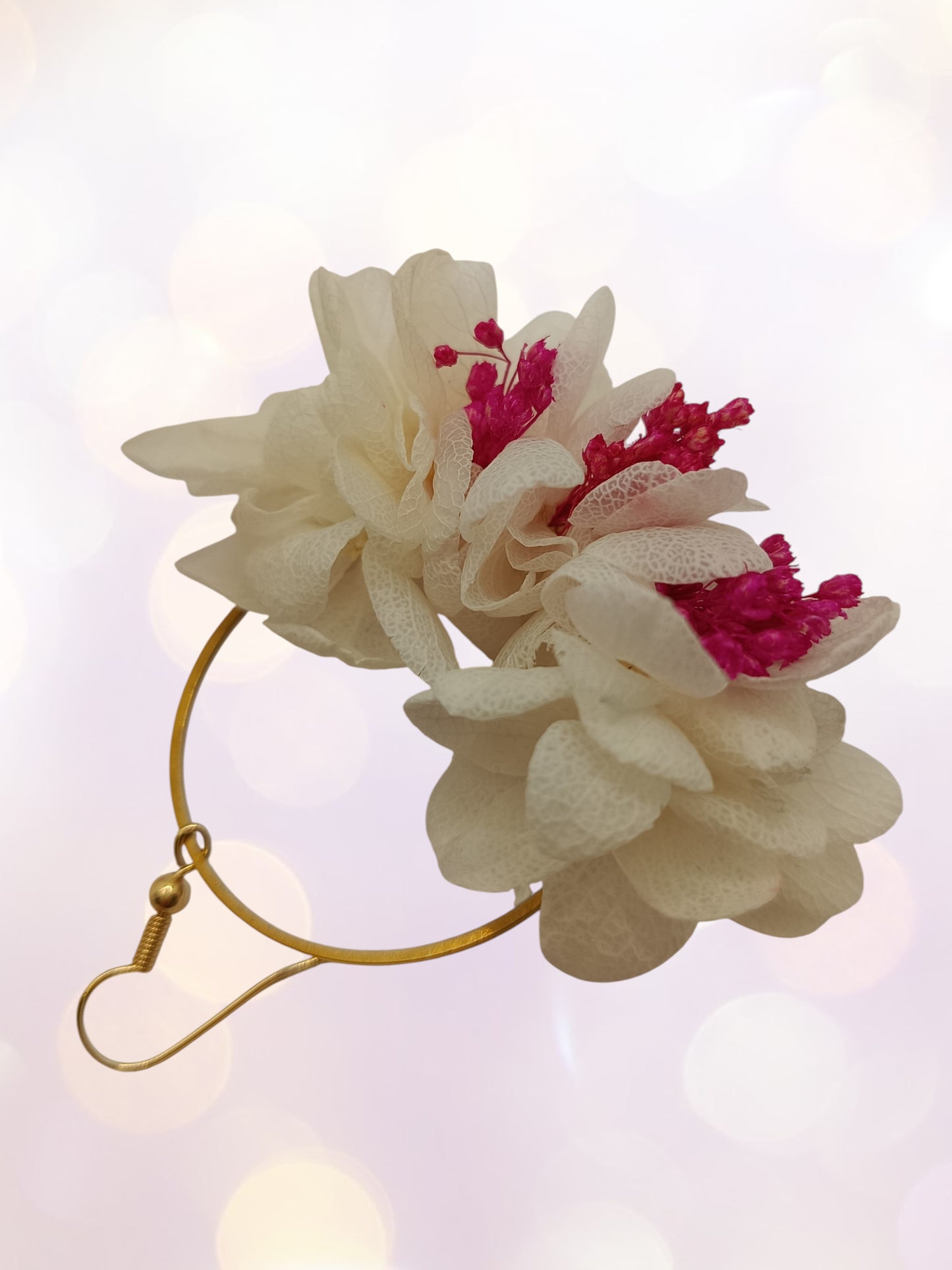 Créoles composition florale blanc et  fuchia