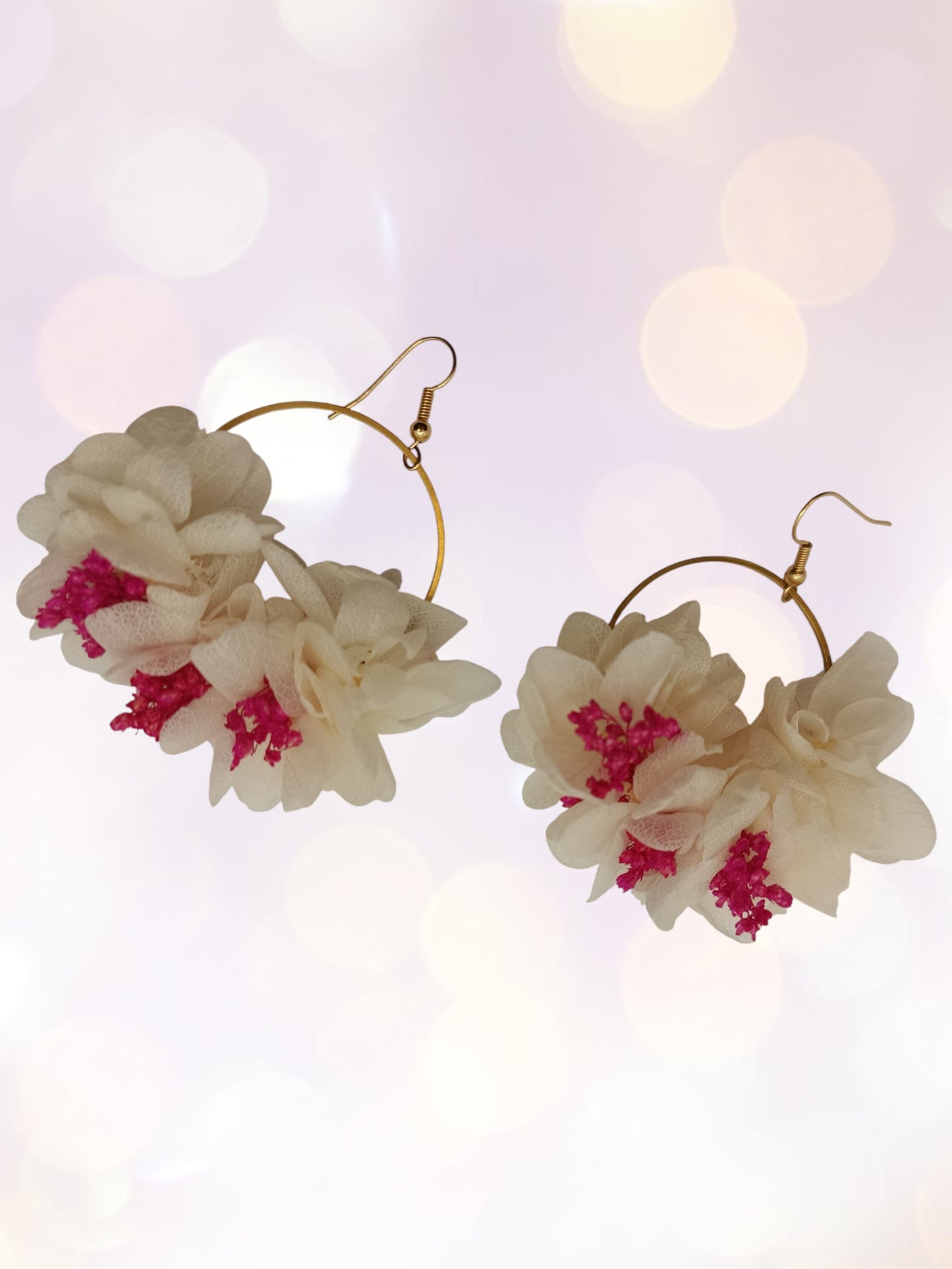 Créoles composition florale blanc et  fuchia