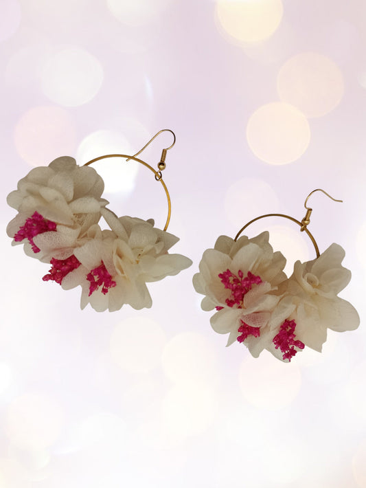 Créoles composition florale blanc et  fuchia