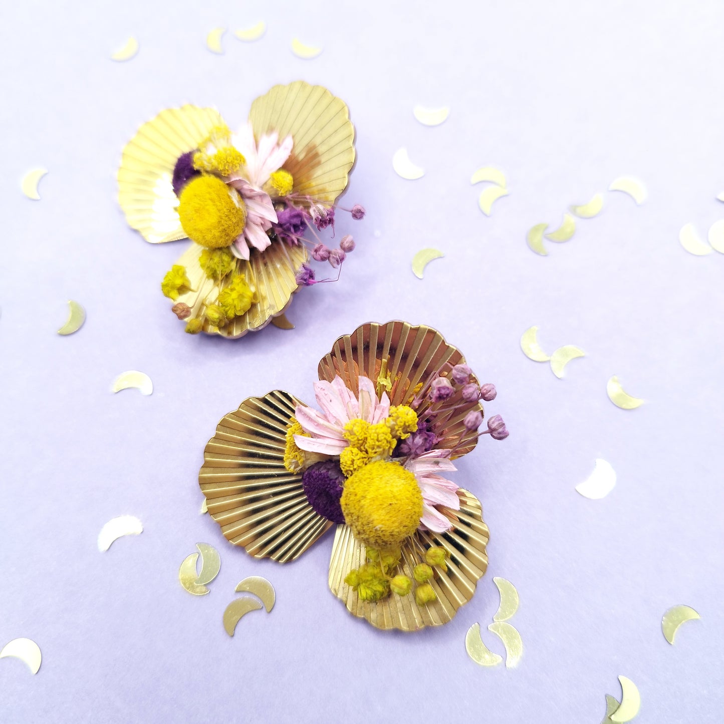 💘Cupidon a frappé- Puces d’oreilles dorées fleurs séchées.
