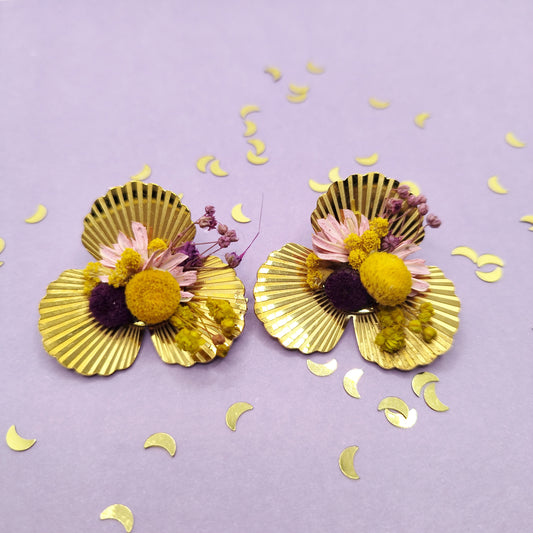 💘Cupidon a frappé- Puces d’oreilles dorées fleurs séchées.