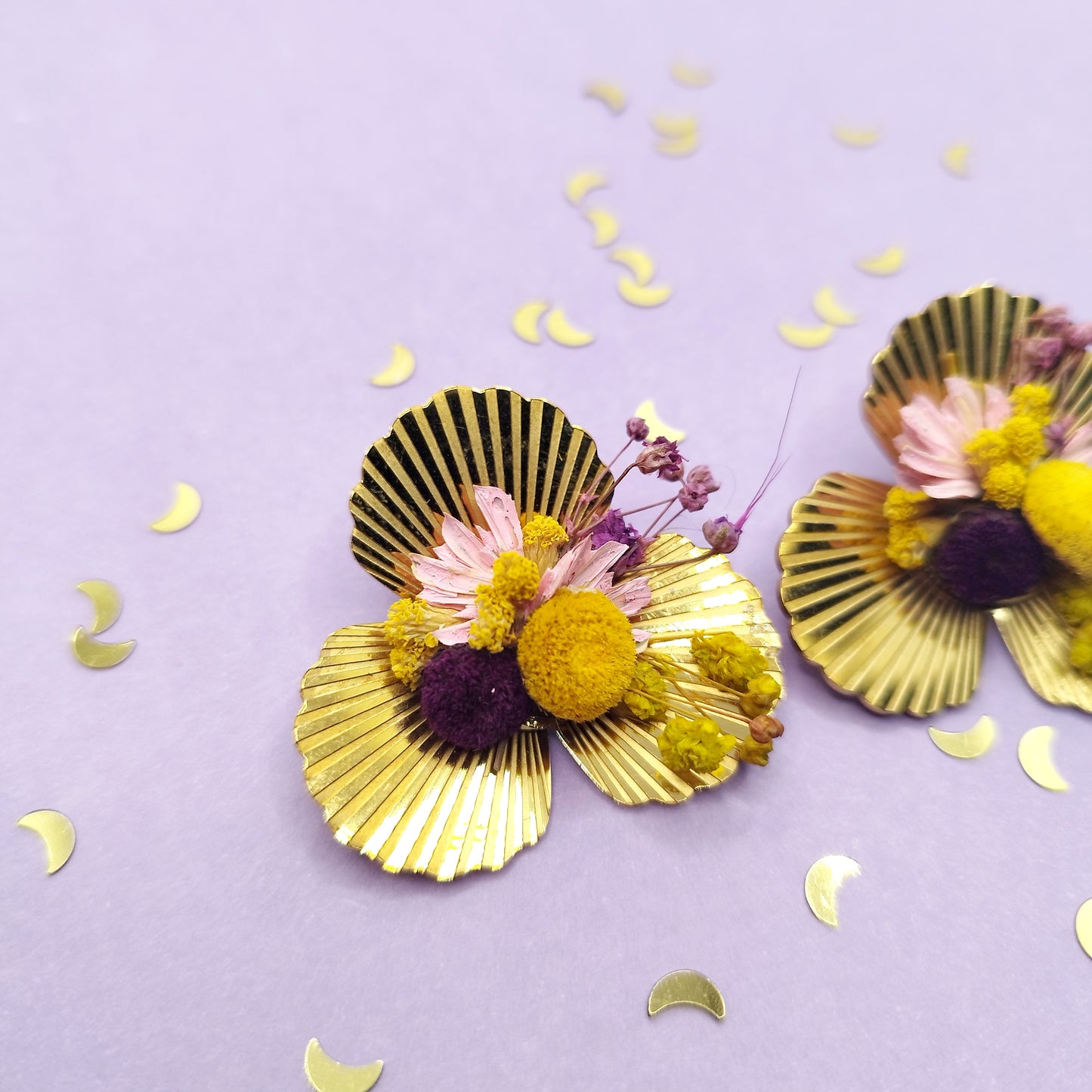 💘Cupidon a frappé- Puces d’oreilles dorées fleurs séchées.