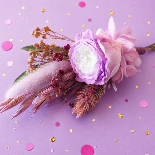 Boutonniere mariage mini bouquet premium avec rose stabilisee lavande hortensia lilas et fleurs sechees