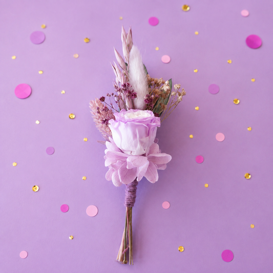 Boutonniere mariage mini bouquet premium avec rose stabilisee lavande hortensia lilas et fleurs sechees