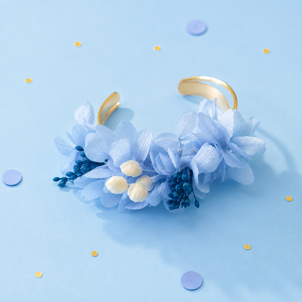Bracelet jonc dore avec fleurs stabilisees aux teintes bleu ciel bleu roy et blanc pour mariage