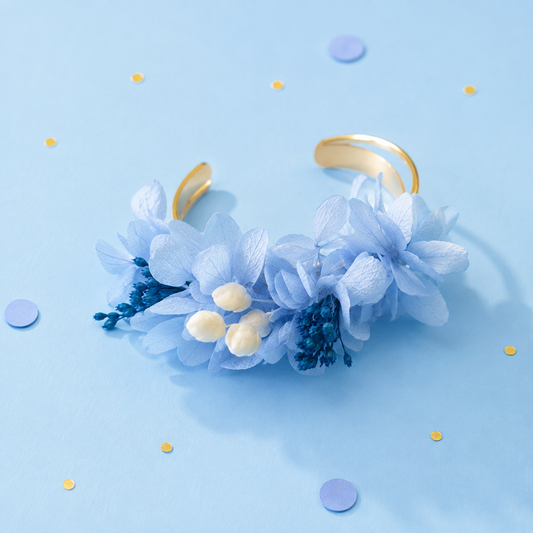 Bracelet jonc dore avec fleurs stabilisees aux teintes bleu ciel bleu roy et blanc pour mariage