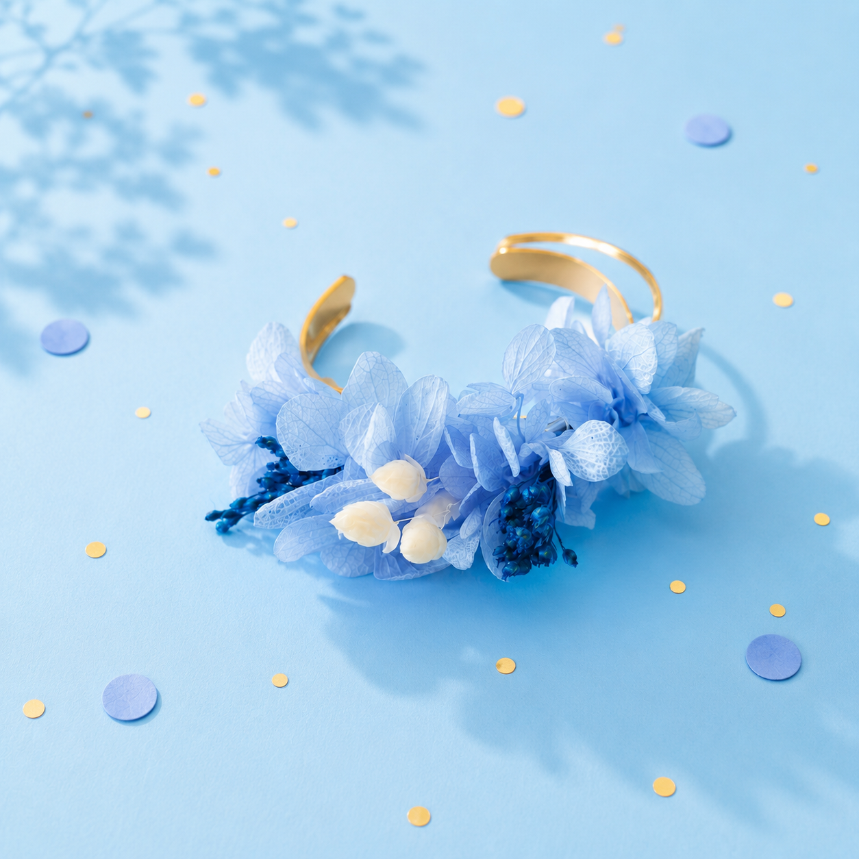 Bracelet jonc dore avec fleurs stabilisees aux teintes bleu ciel bleu roy et blanc pour mariage