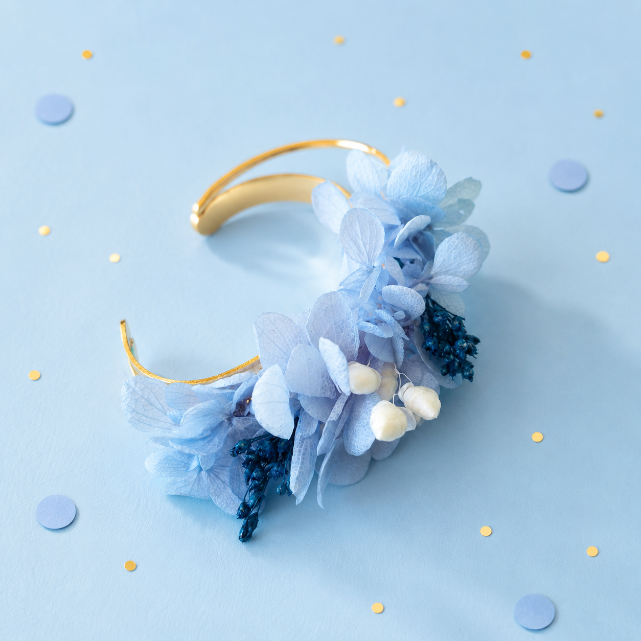 Bracelet jonc dore avec fleurs stabilisees aux teintes bleu ciel bleu roy et blanc pour mariage