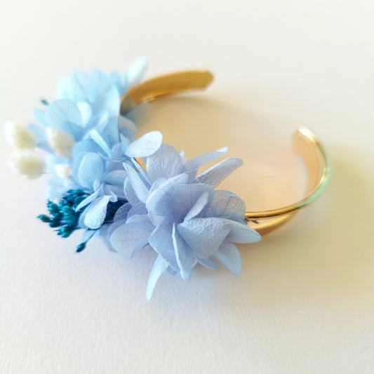 "L'Azur d'un Jour" Bracelet Fleuri fleurs séchées mariage– Jonc Doré & Fleurs Bleues ✨