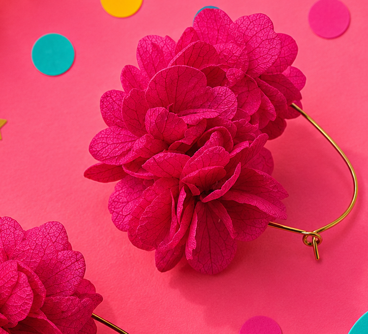 Boucles d'oreilles creoles goutte en laiton dore et hortensia stabilise rose fuchsia