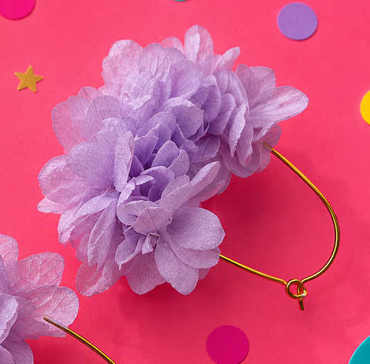 Boucles d'oreilles creoles goutte mariage en laiton dore et hortensia stabilise lilas