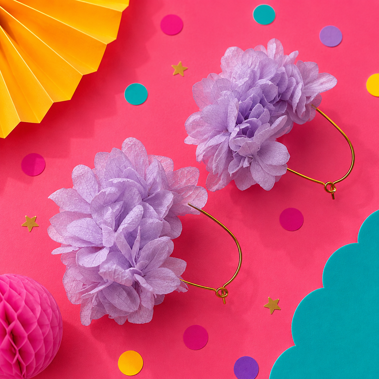 Boucles d'oreilles creoles goutte mariage en laiton dore et hortensia stabilise lilas