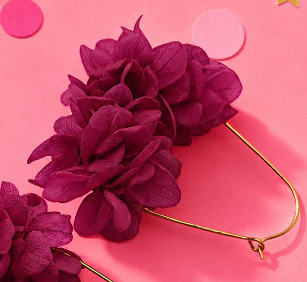 Boucles d'oreilles creoles goutte en laiton dore et hortensia stabilise rose framboise