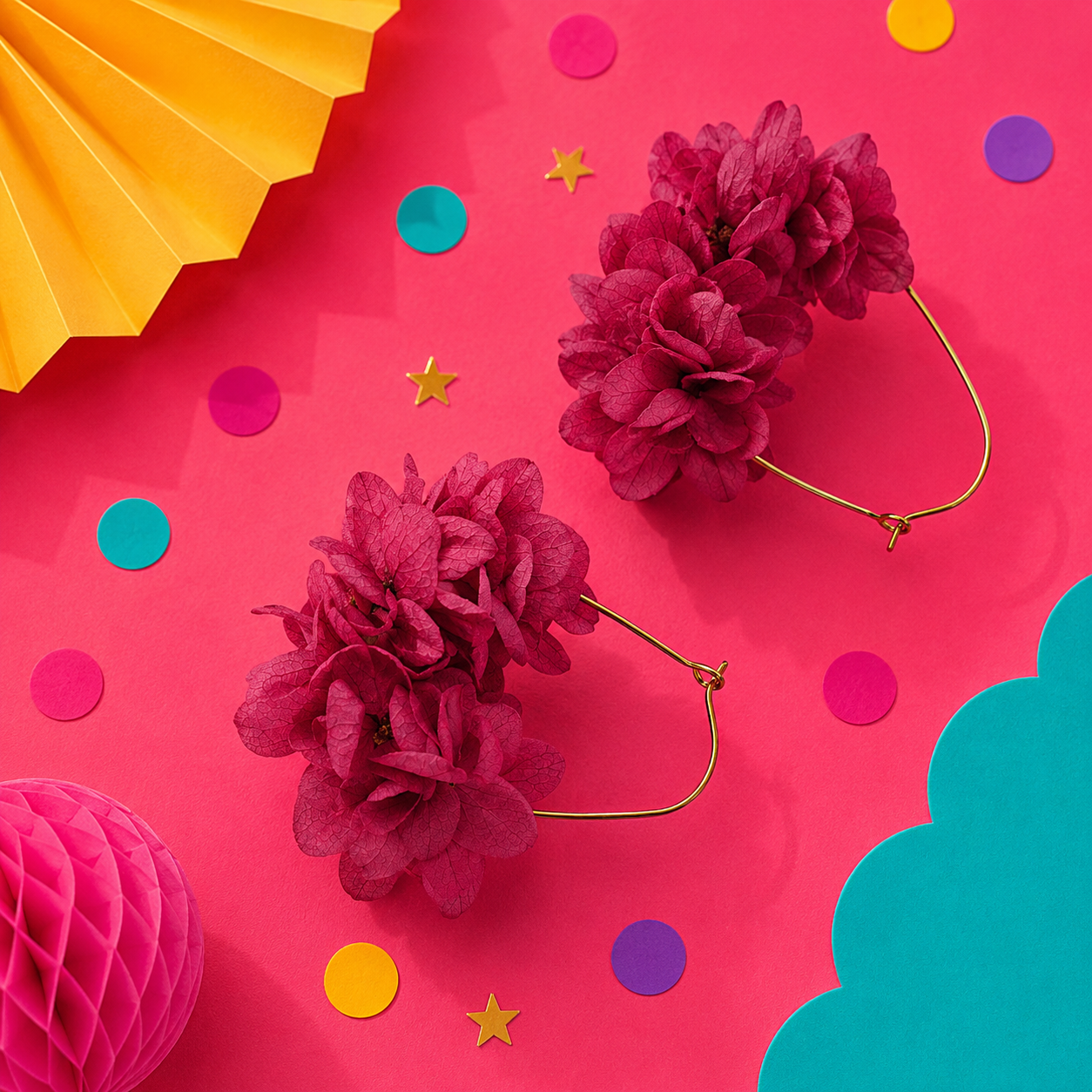 Boucles d'oreilles creoles goutte en laiton dore et hortensia stabilise rose framboise