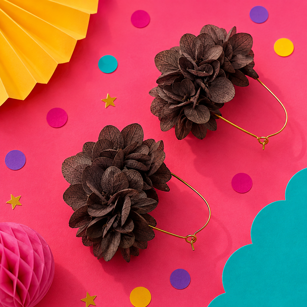 Boucles d'oreilles creoles goutte mariage en laiton dore et hortensia stabilise brun marron