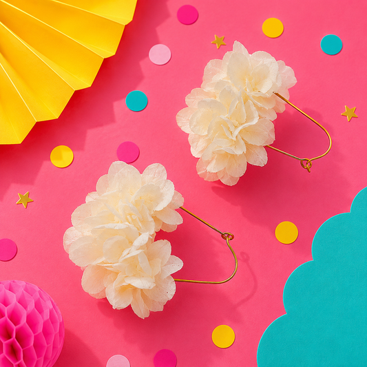 Boucles d'oreilles creoles goutte mariage en laiton dore et hortensia stabilise blanc ivoire