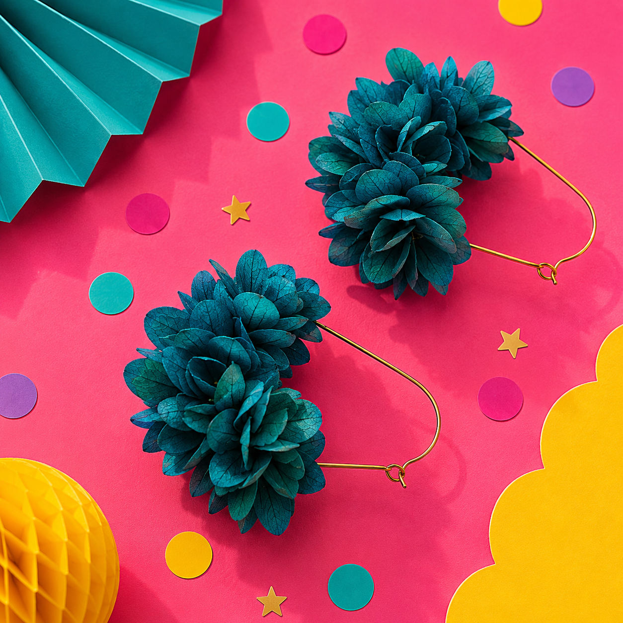 Boucles d'oreilles creoles goutte mariage en laiton dore et hortensia stabilise bleu canard