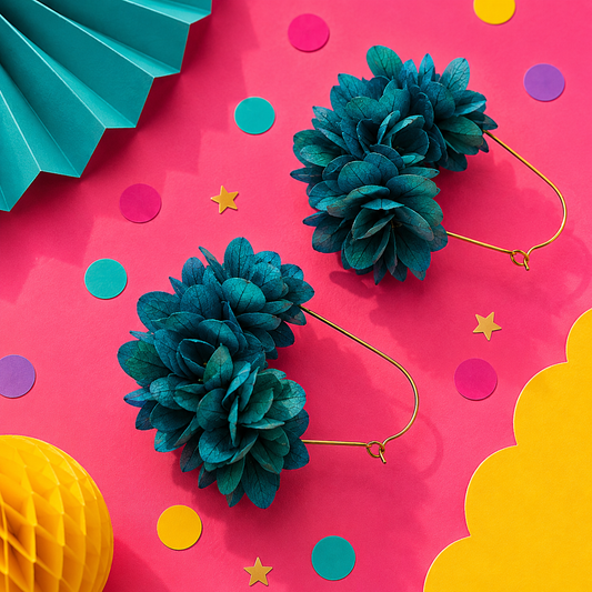 Boucles d'oreilles creoles goutte mariage en laiton dore et hortensia stabilise bleu canard