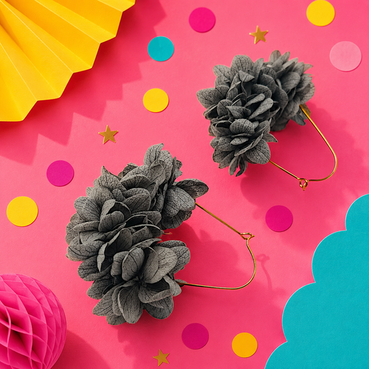 Boucles d'oreilles creoles goutte mariage en laiton dore et hortensia stabilise gris anthracite