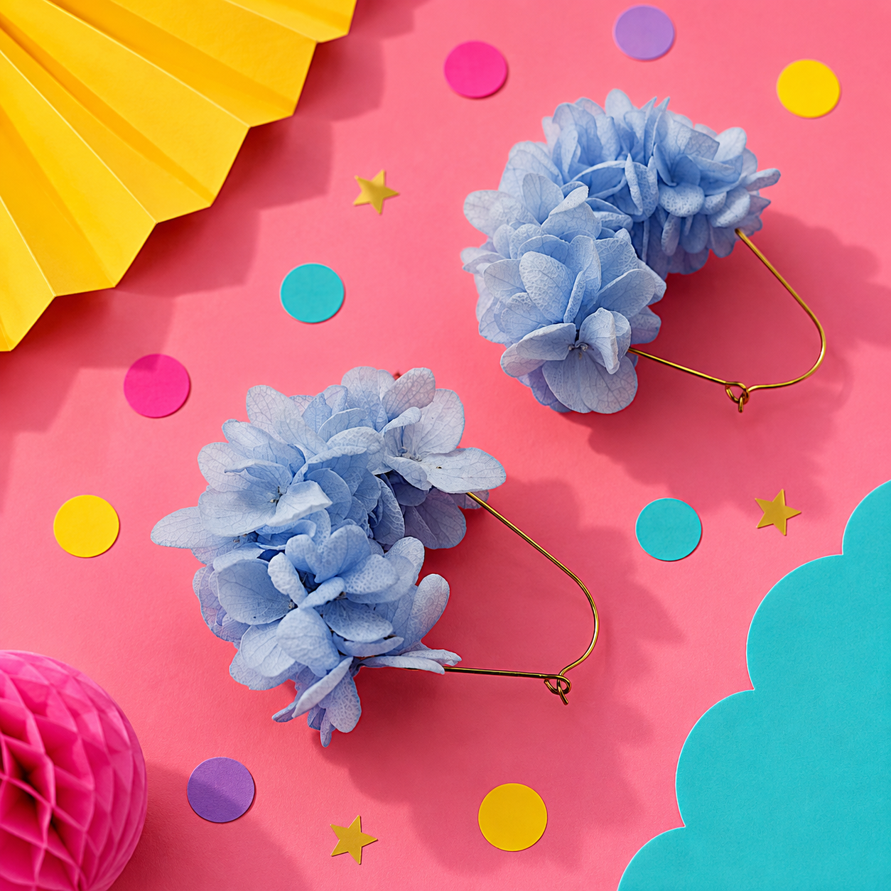 Boucles d'oreilles creoles goutte mariage en laiton dore et hortensia stabilise bleu ciel