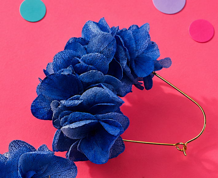 Boucles d'oreilles creoles goutte mariage en laiton dore et hortensia stabilise bleu roi